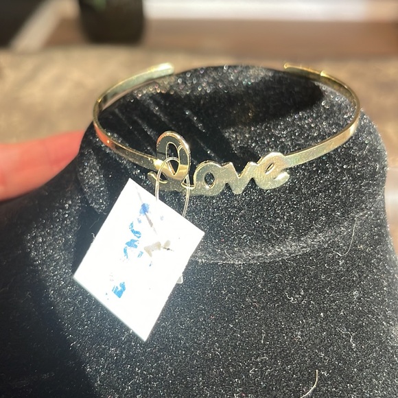 “Love" gold simple stylish cuff bracelet written in cursive. Perfect gift - Picture 1 of 7